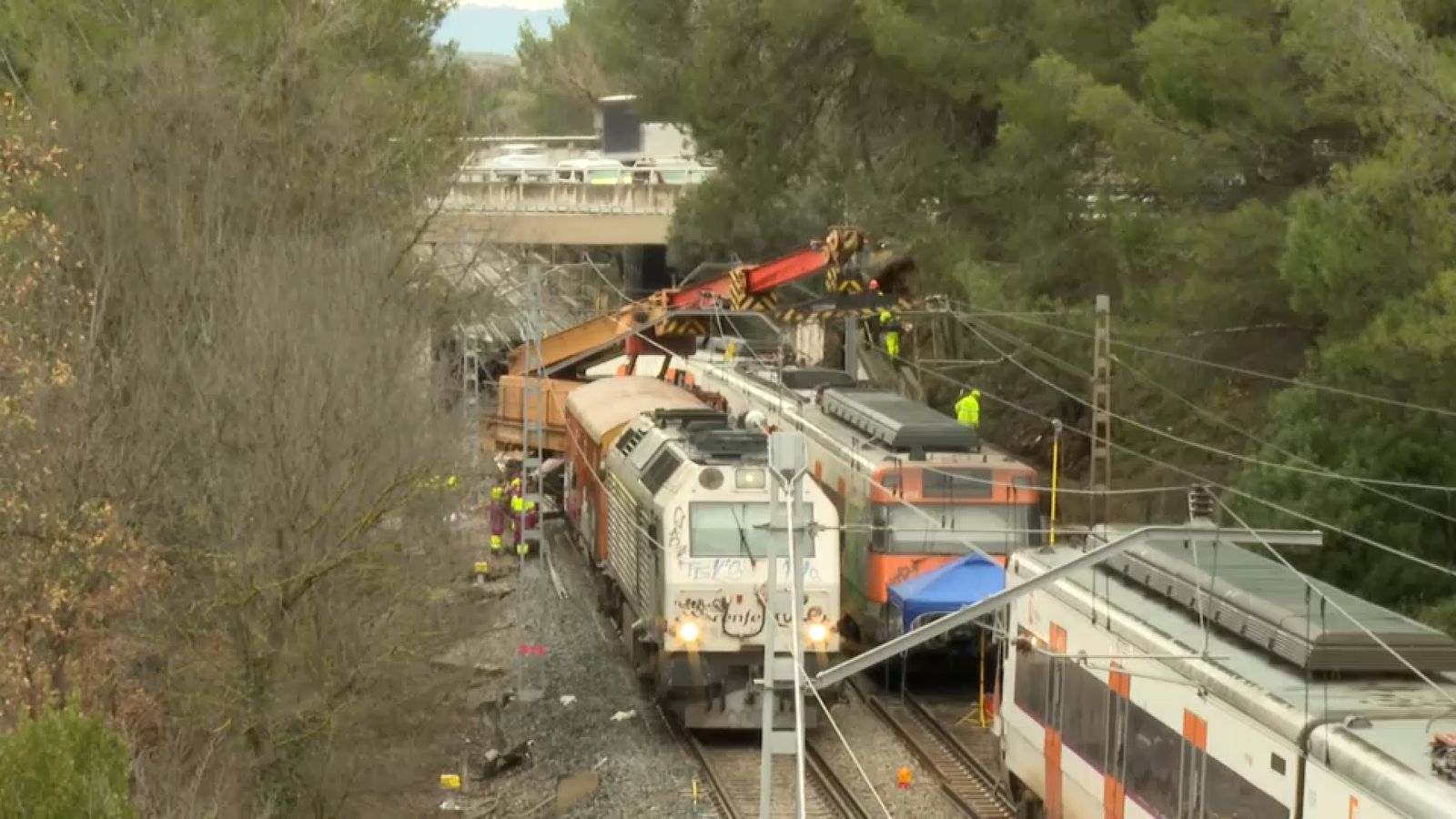 Una grua de grans dimensions treballa per a retirar els vagons accidentats a Gelida