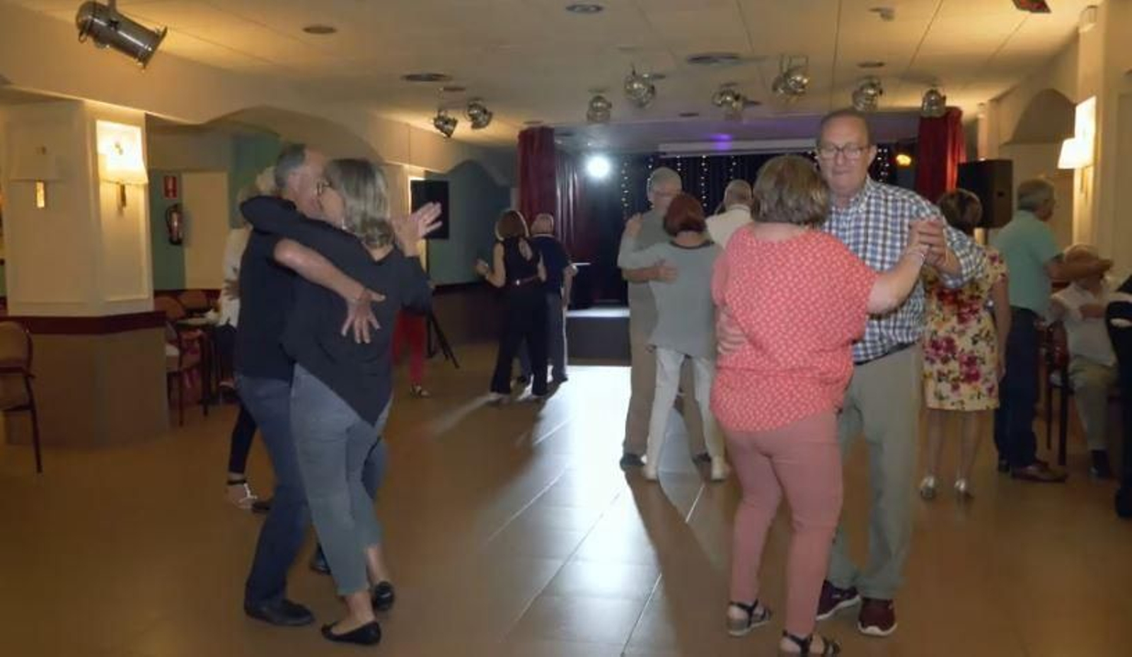 Un grup de jubilats balla después de sopar