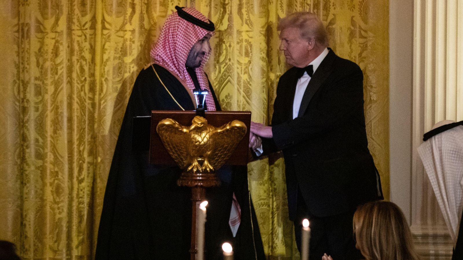 El príncep hereu i primer ministre saudí, Mohammed bin Salmán, dona la mà al president dels Estats Units, Donald Trump, durant un sopar a la Casa Blanca, a Washington DC