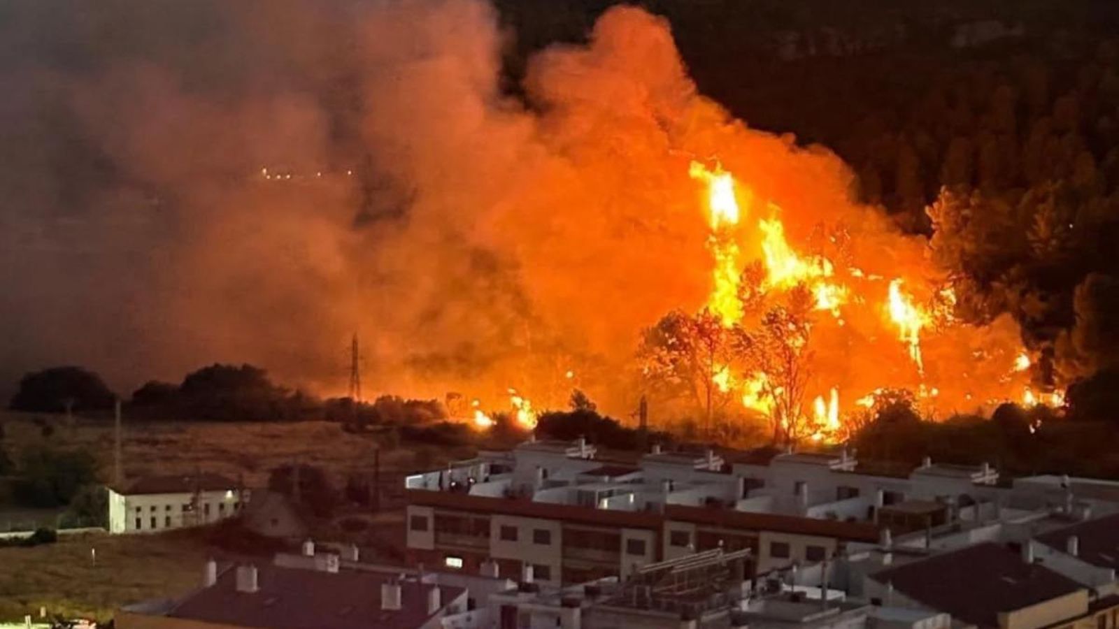 Les flames a l'incendi forestal a Buñol