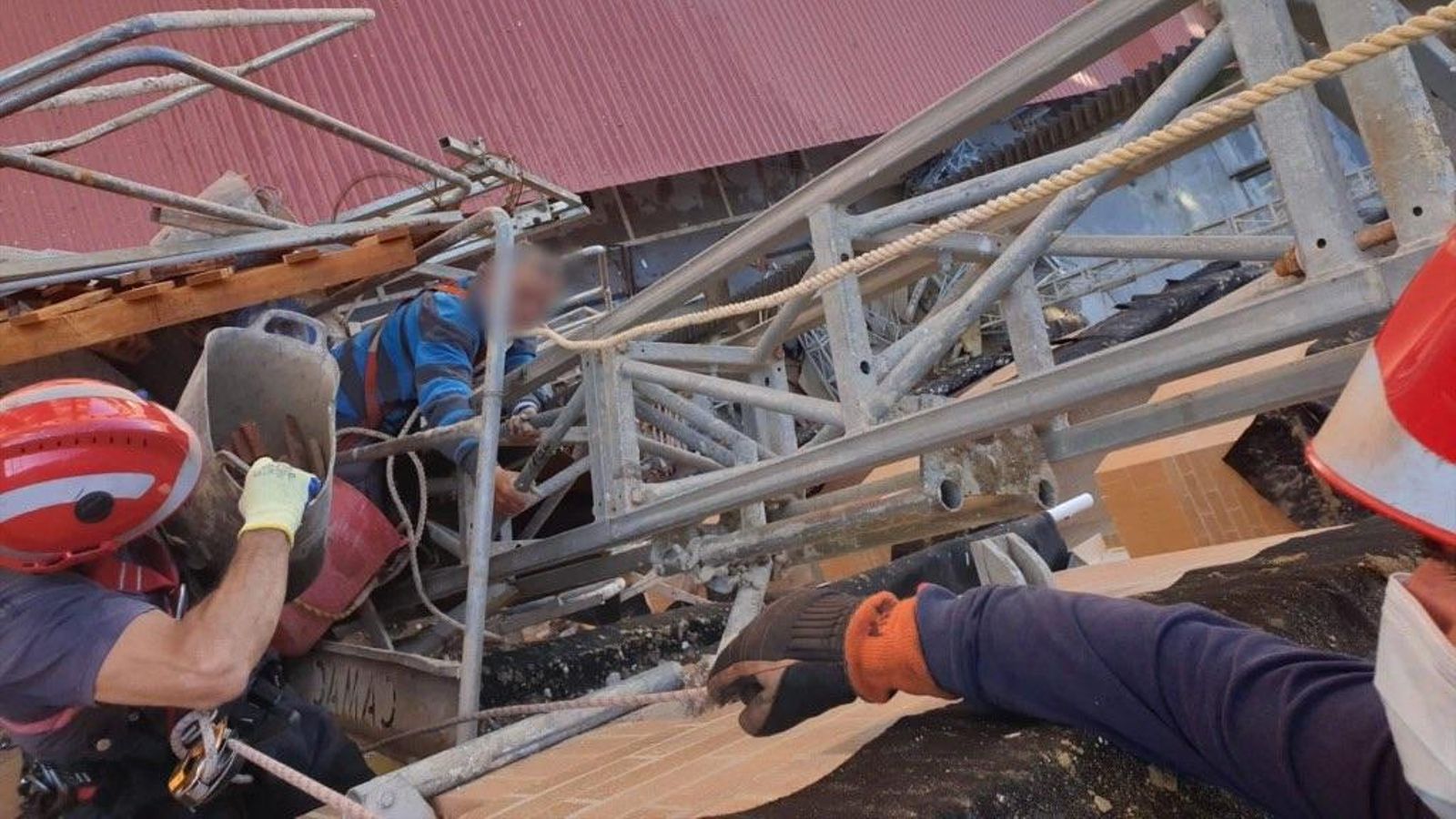 Així ha quedat la bastida després de caure
