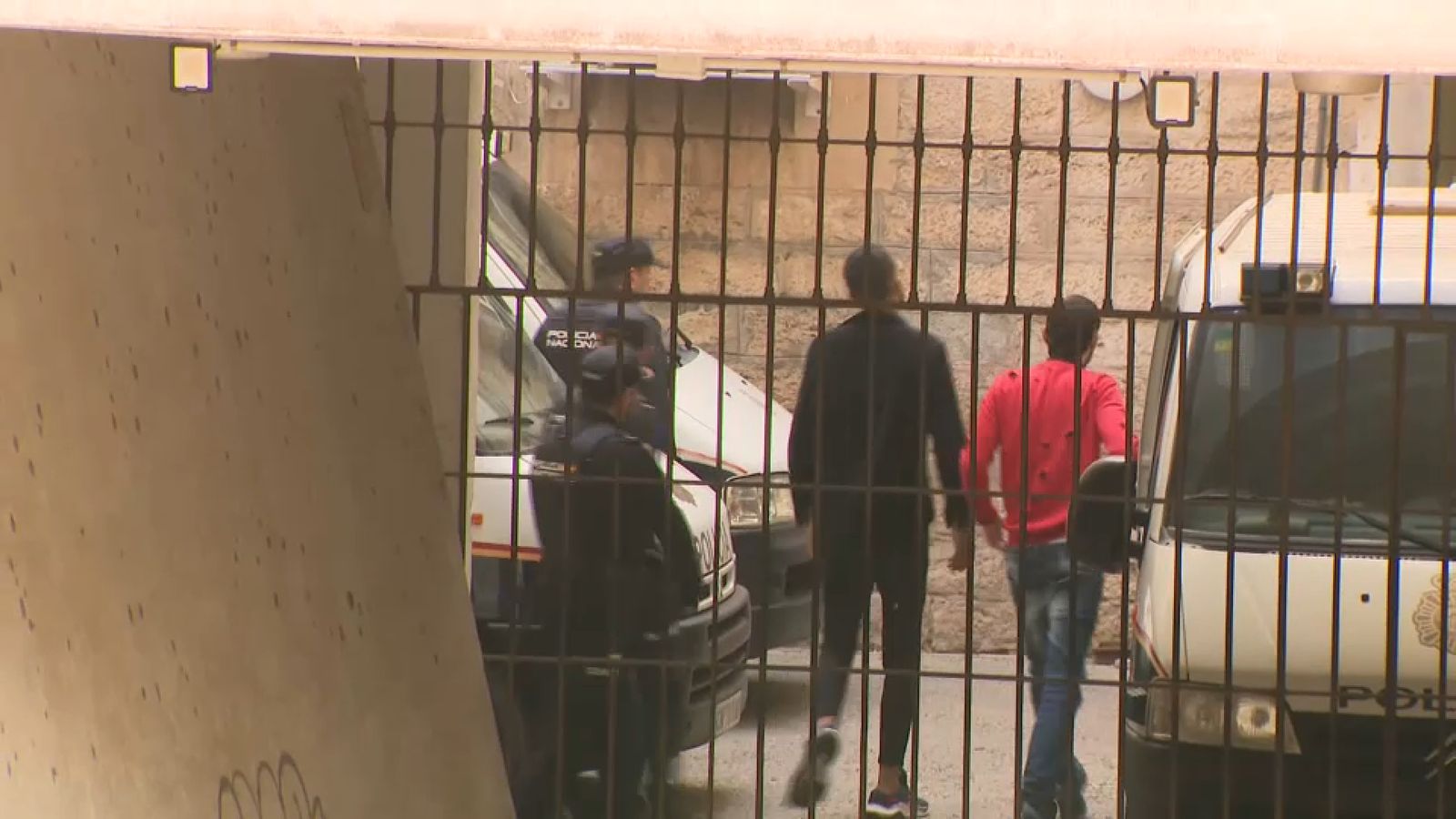 Interior de les dependències judicials, on la policia custodiava l'entrada dels arrestats