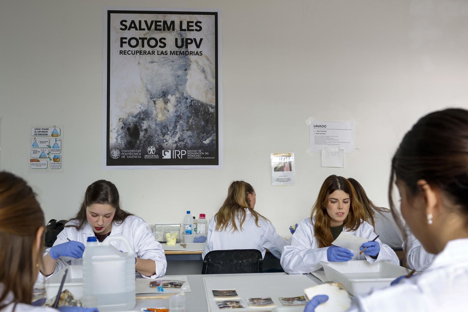 Laboratori del projecte "Salvem les fotos" a la UPV