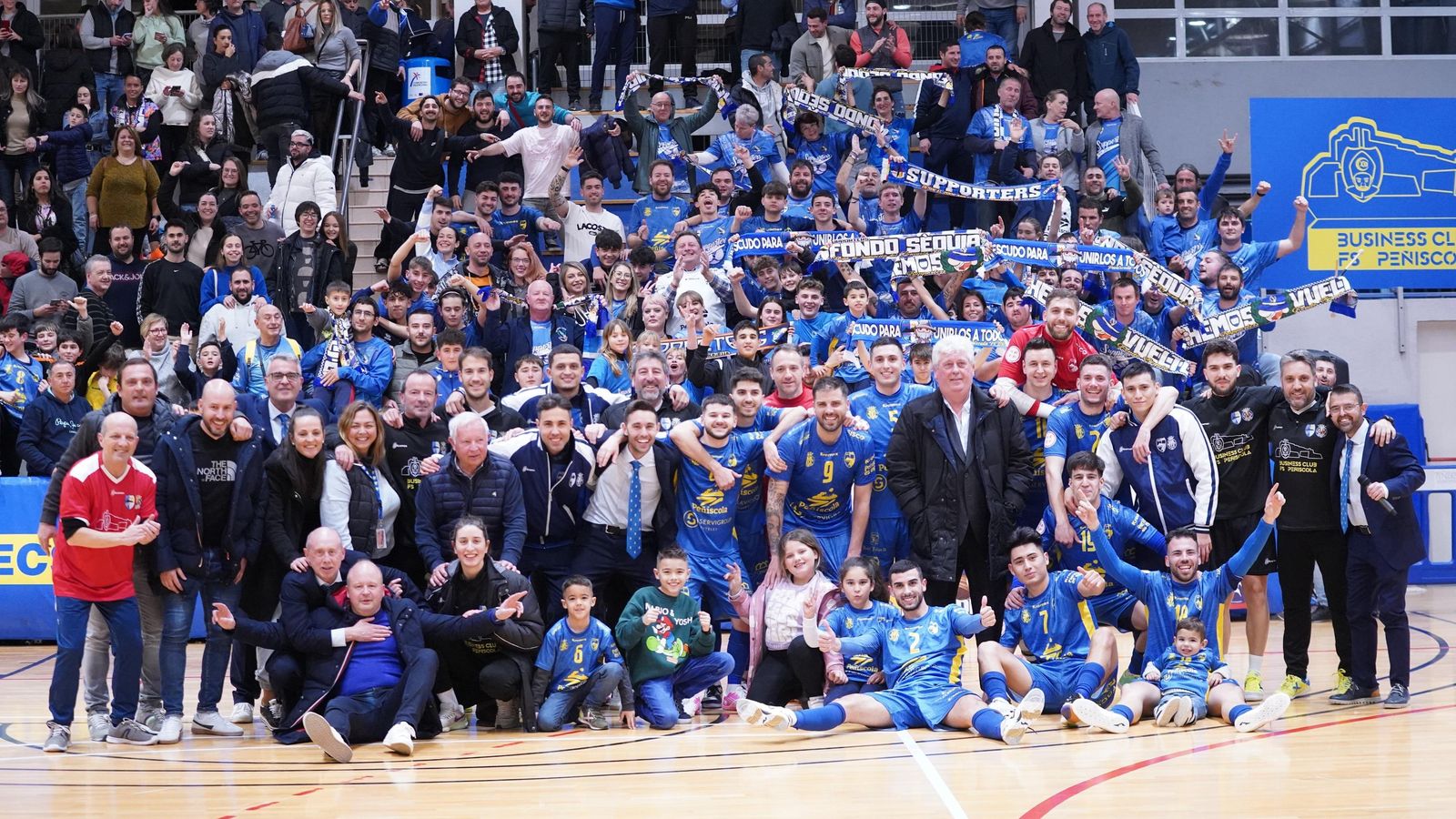 Els jugadors han celebrat amb l'afició la classificació per a les semifinals del torneig