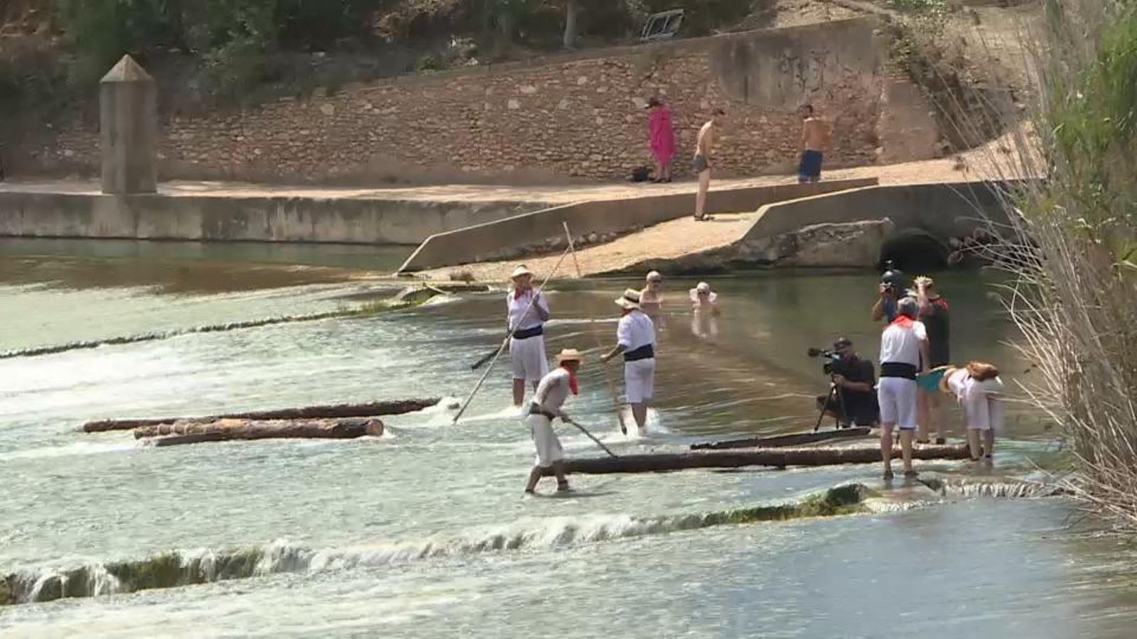 La Maerà és una pràctica tradicional en què es baixen tones de fusta pel Xúquer