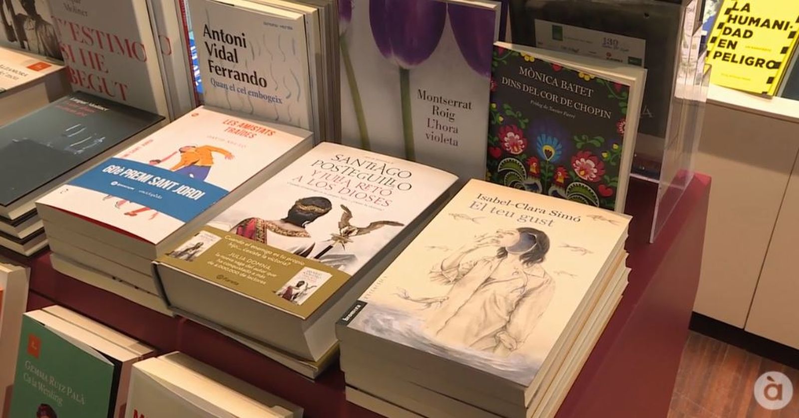 Imatge d'arxiu d'una llibreria amb autors valencians