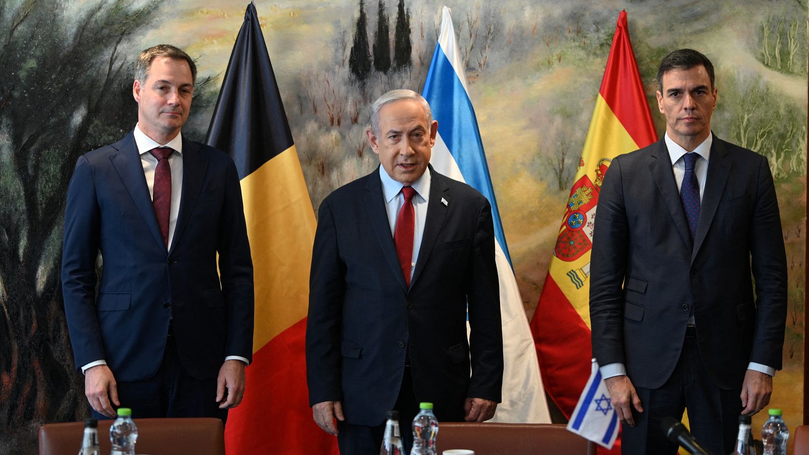 Imatge de la reunió de Pedro Sánchez, amb el primer ministre de Bèlgica, de Croo, i el primer ministre d'Israel, Netanyahu