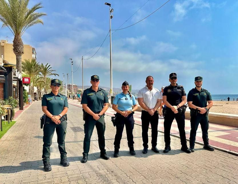 L'agent de la gendarmeria francesa amb agents de la Guàrdia Civil i la Policia Local