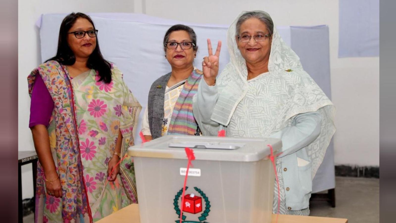 La primera ministra de Bangladesh, Sheikh Hasina, fa un gest després d’emetre el seu vot a Dacca La primera ministra de Bangladesh, Sheikh Hasina, fa un gest després d’emetre el seu vot a Dacca
