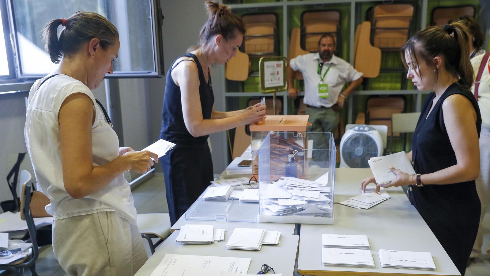 Una mesa electoral procedeix al recompte de vots en les passades eleccions del 23J
