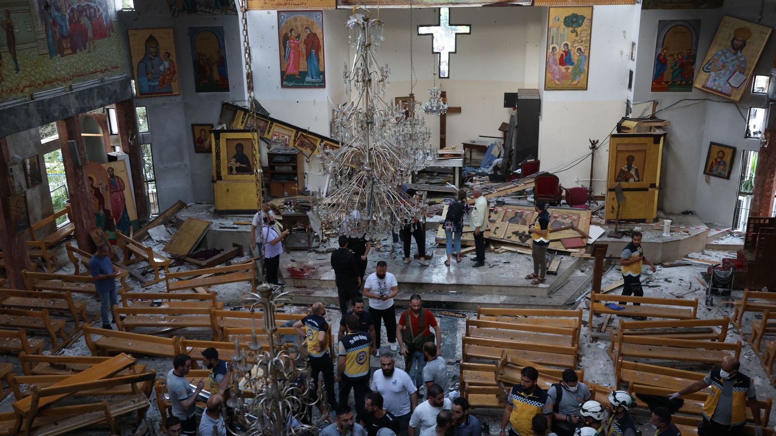 Els serveis d’emergència treballen en el lloc de l’atemptat suïcida a l’església de Sant Elies, als afores de Damasc (Síria)