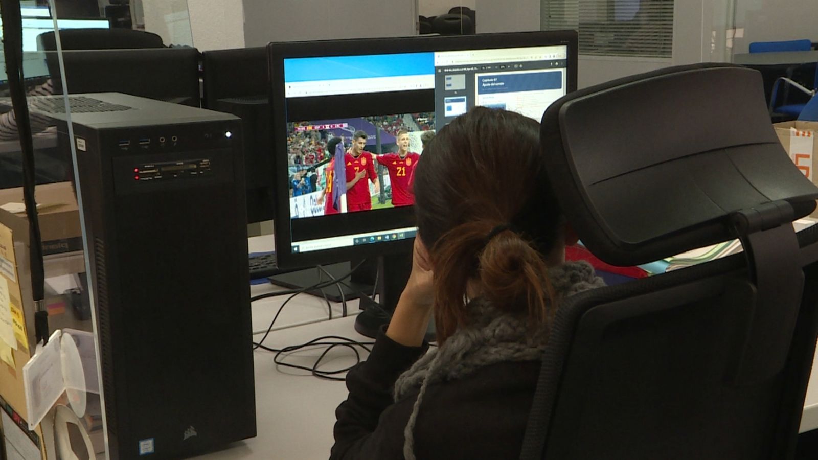 Les lleis espanyoles permeten veure els partits en la faena sempre que hi haja un acord amb l'empresa