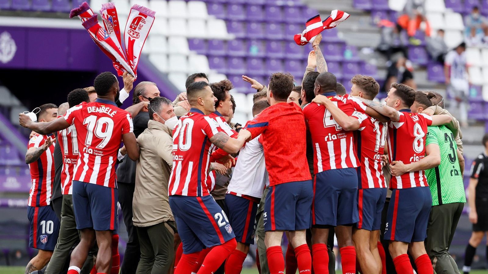 Els jugadors de l'Atlètic de Madrid celebren el títol sobre la gespa del Zorrilla