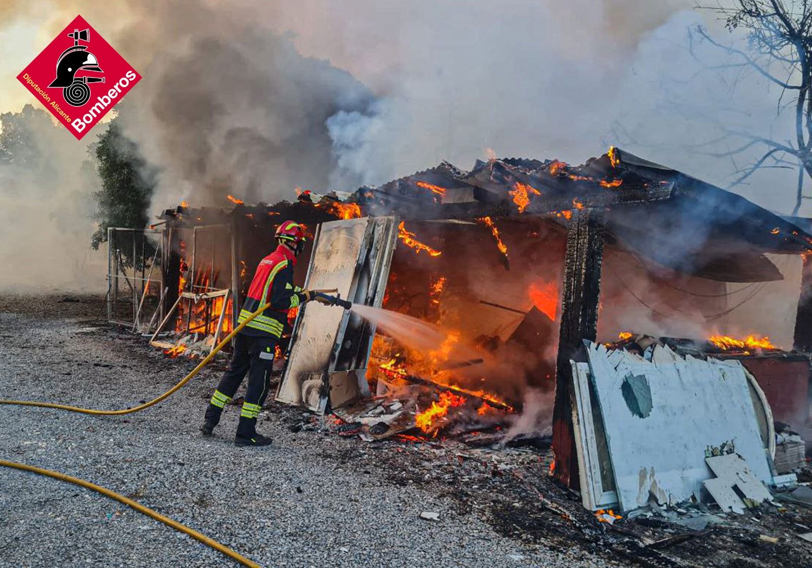 Els bombers de la Diputació d'Alacant extingueixen les flames a una parcel·la de la Nucia