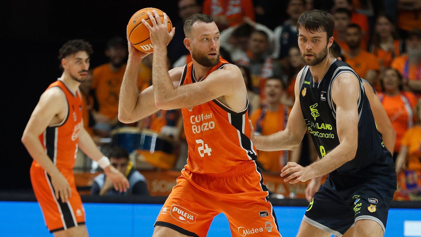 Matt Costello, en una acció del duel