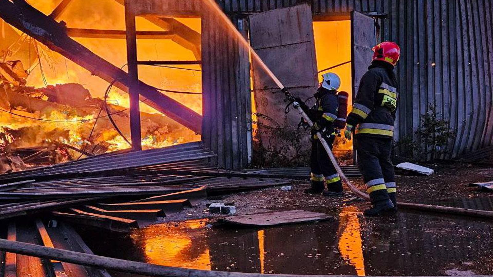 Els bombers treballen en un magatzem industrial danyat per un atac amb drons russos en Lviv, Ucraïna