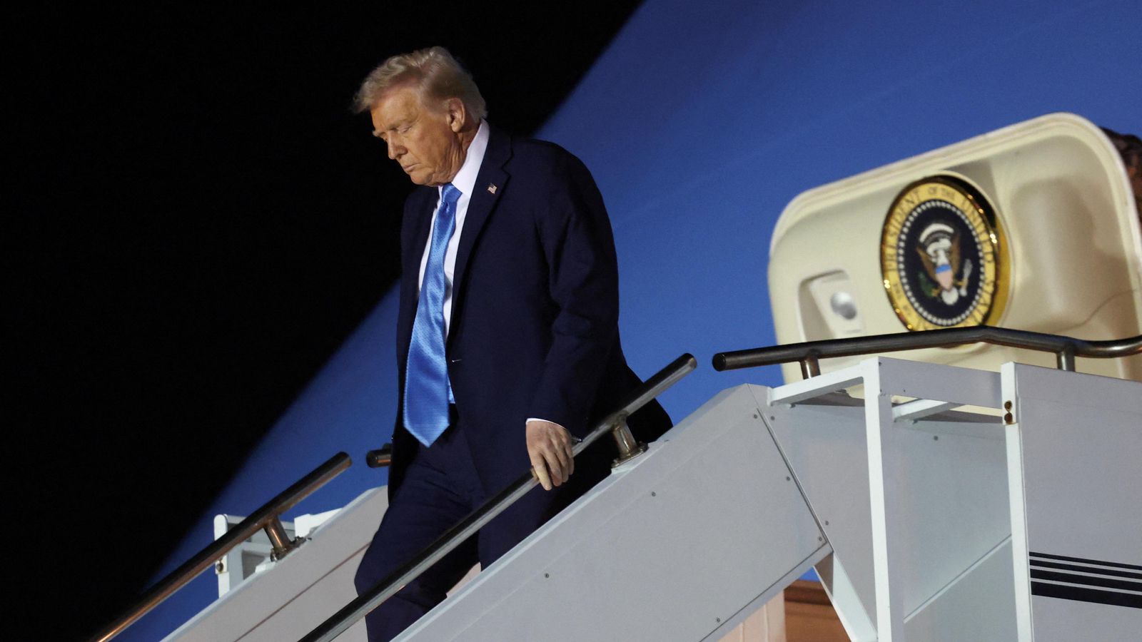 El president dels EUA Donald Trump aterra a Florida, per a traslladar-se a la seua residència privada