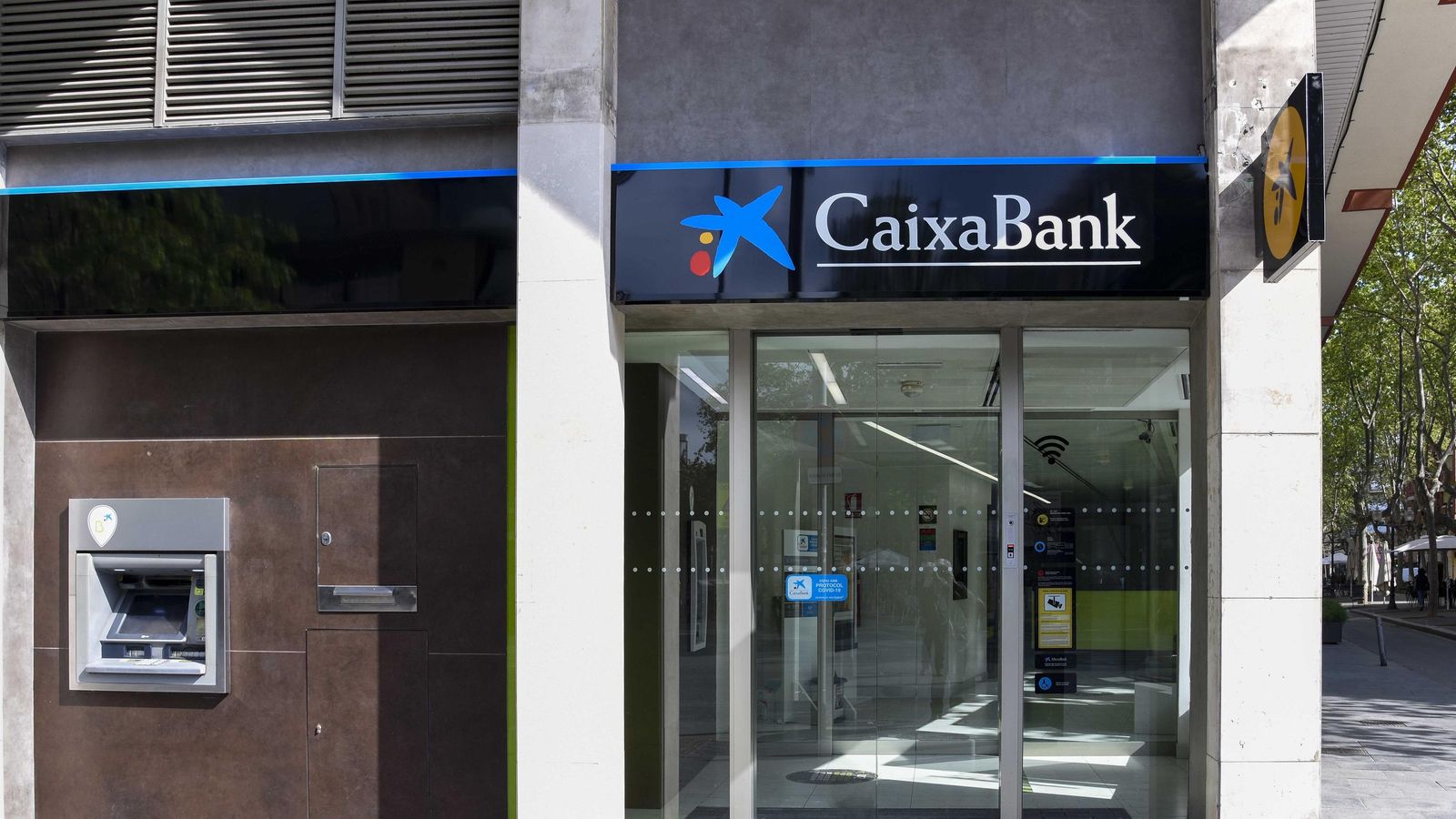 Imatge d'arxiu d'una oficina de CaixaBank