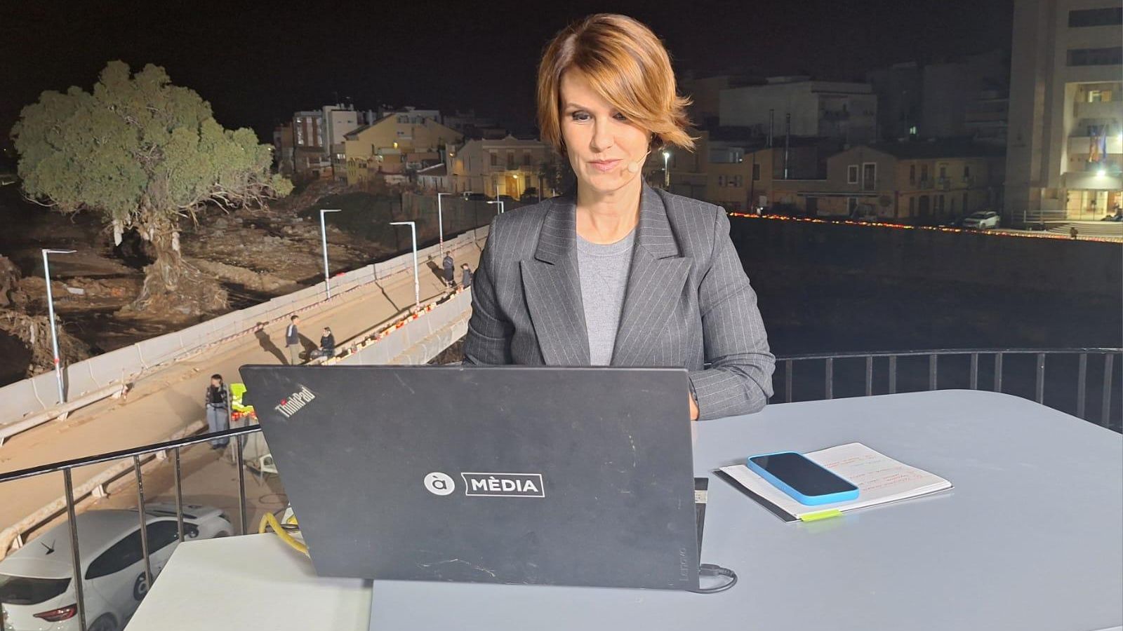 Amparo Fernandez presenta l'informatiu NTC des del castell d'Alaquàs