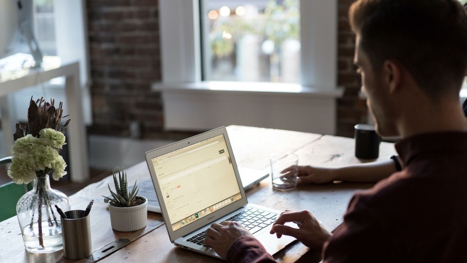 Un home treballa des de casa