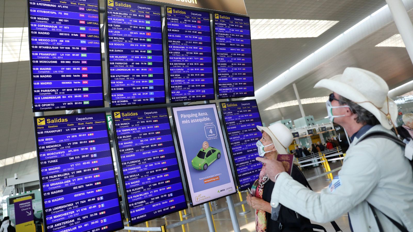 Una parella espera el seu vol a l’aeroport Barcelona-el Prat