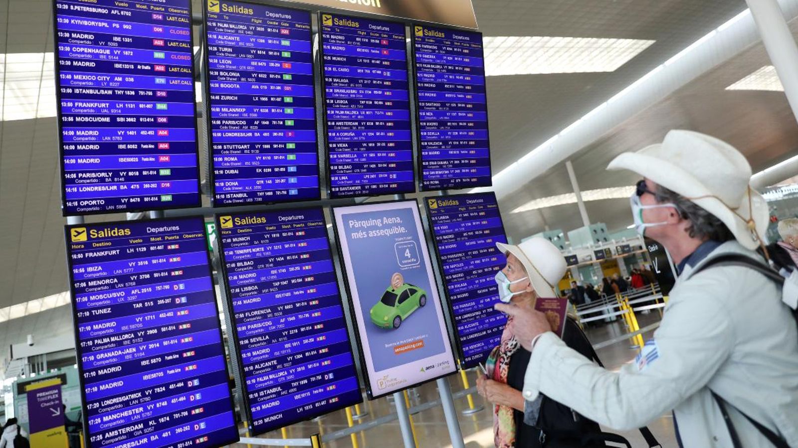 Una parella espera el seu vol a l’aeroport Barcelona-el Prat