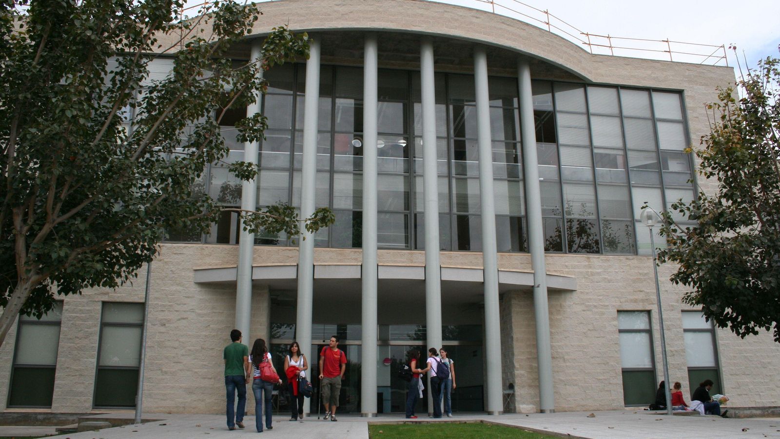 Imatge d'arxiu d'una de les biblioteques de la Universitat Miguel Hernández d'Elx, integrada en la xarxa que estableix vincles de col·laboració per a la salut mental de l'alumnat