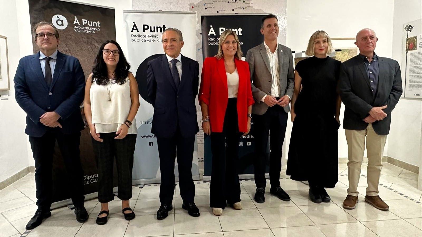 Esta matí s'ha presentat la sèrie documental 'Buscant Jaume I' a la Diputació de Castelló a la que han assistit: Benjamín Marín, dircom d'À Punt, Lledó Ruiz, historiadora medievalista de la UJI, Román Ceballos, president d'À Punt, Marta Barrachina, presidenta de la Diputació de Castelló, Mireia Pérez, presentadora de la sèrie, Alejandro Clausell, diputat de Cultura de la Diputació de Castelló, i José Maria Villagrasa, productor i director de 'Buscant Jaume I'