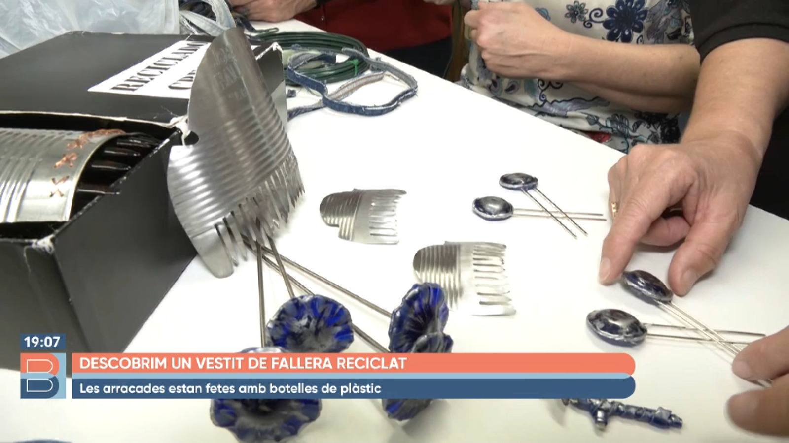 Accesoriss per al cap elaborats amb material reciclat