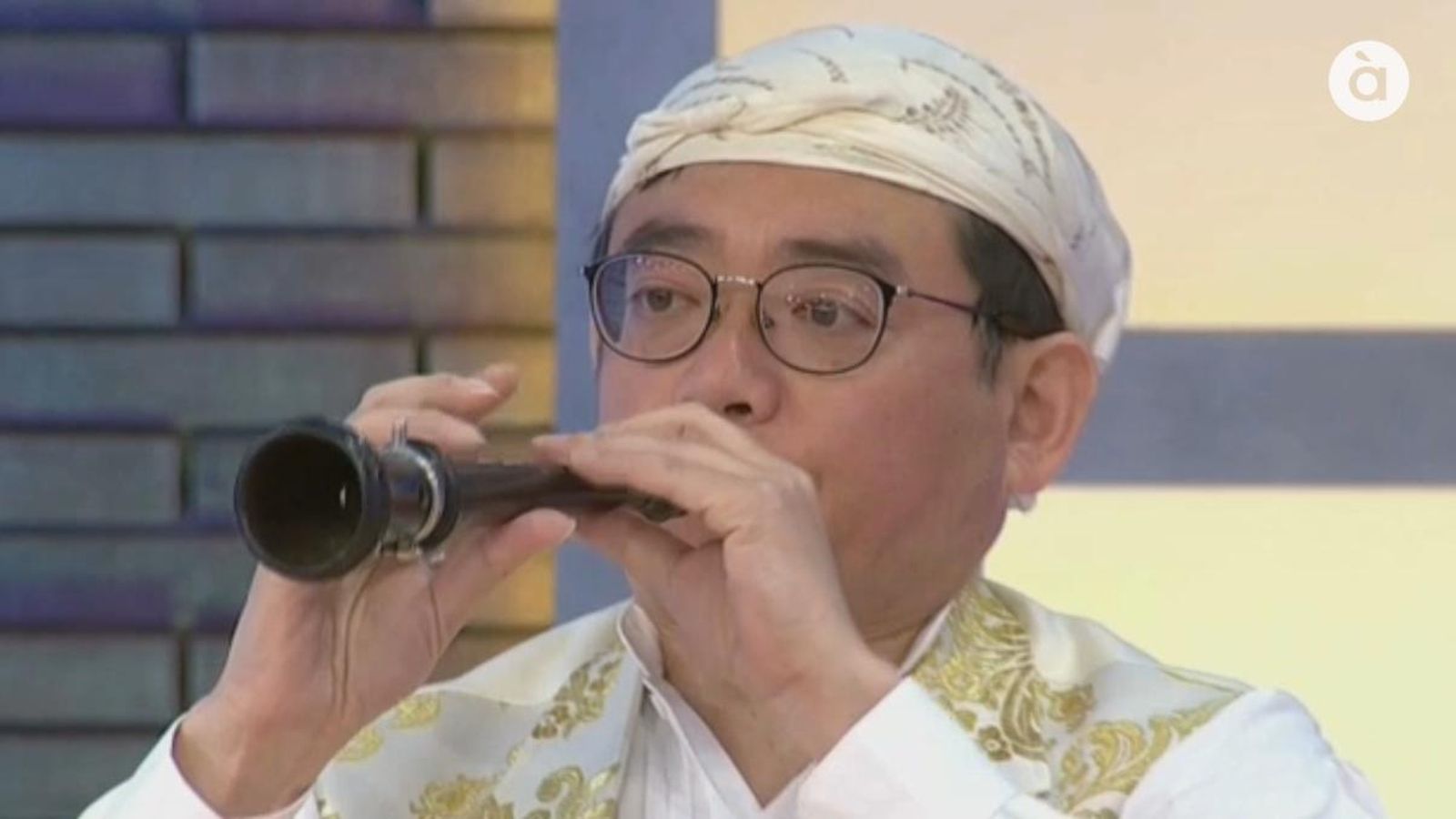 Hiroshi Fujii tocant la dolçaina