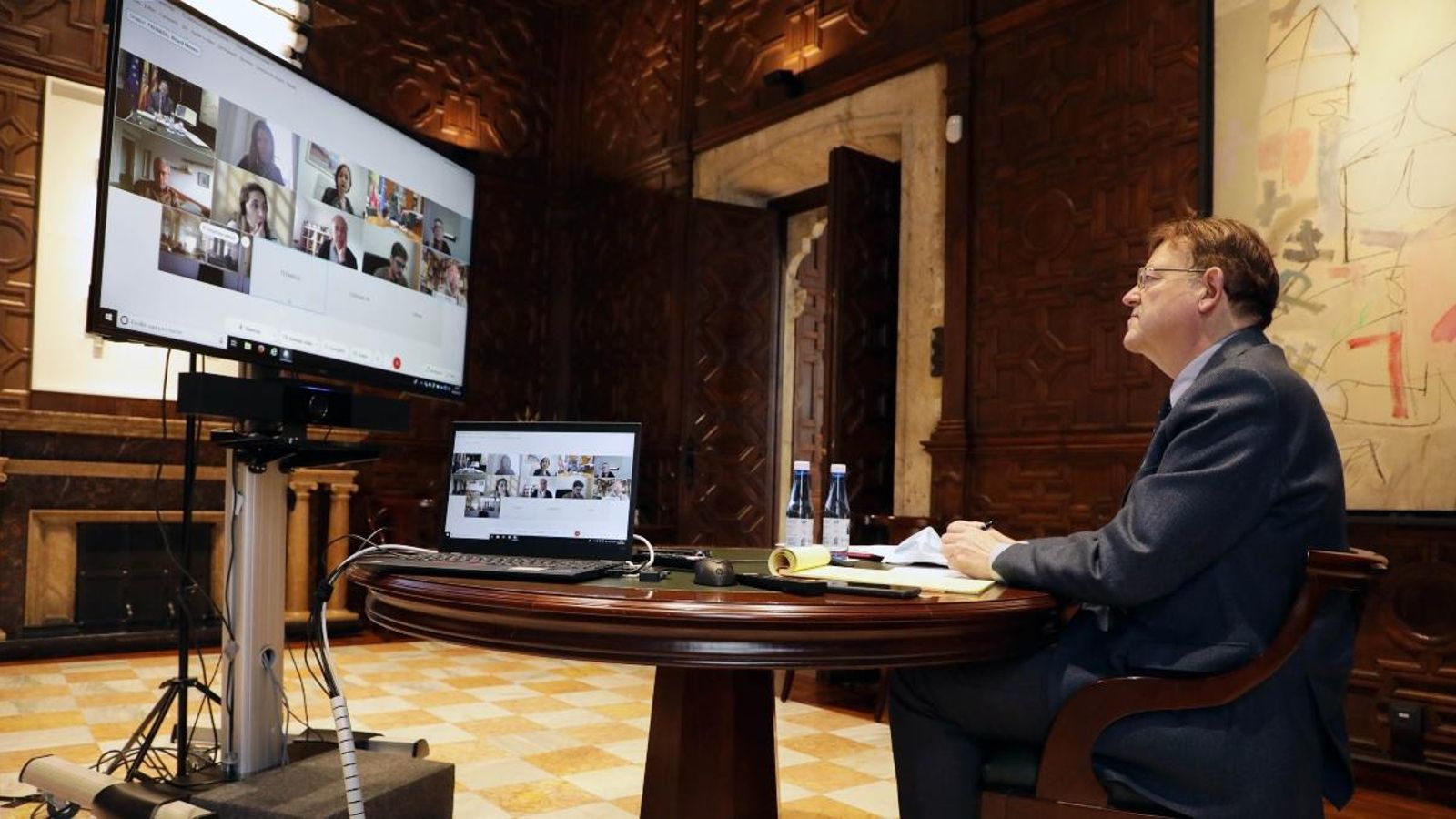 El president de la Generalitat, Ximo Puig, en l'encontre amb el comité d'experts que asssessoren la Generalitat