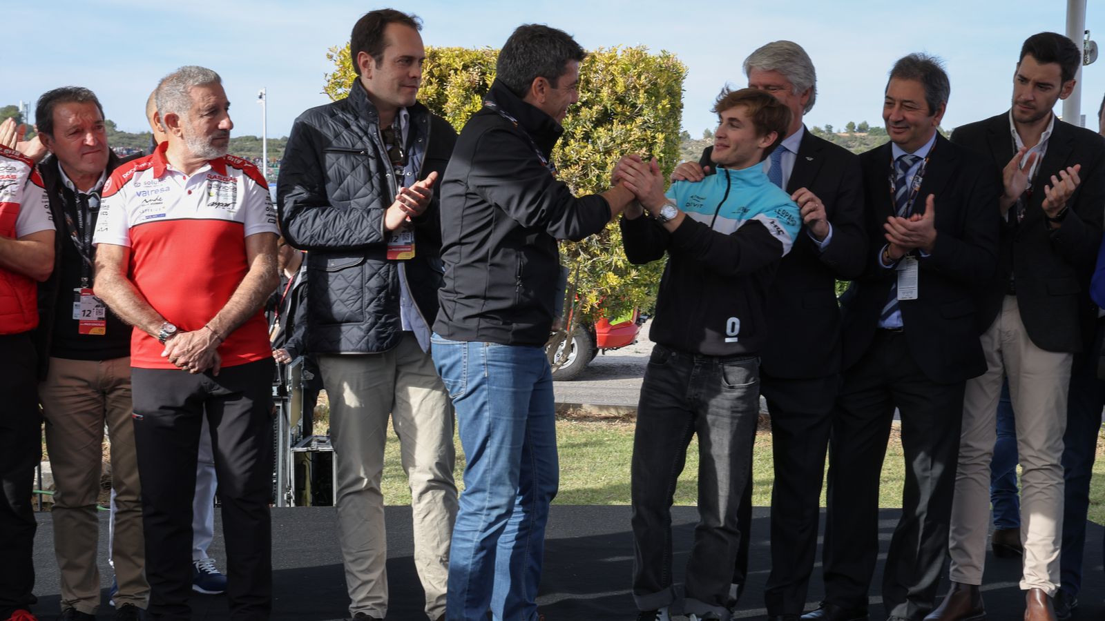 Mazón entrega a Jaume Masià la placa que anuncia la concessió de la Corba Once del Circuit Ricardo Tormo