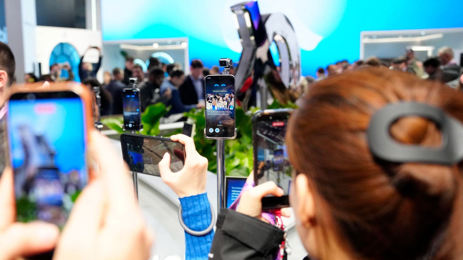 Diversos visitants prenen fotos de l'Honor Robot Phone en la primera jornada del Mobile World Congress, que ha començat este dilluns