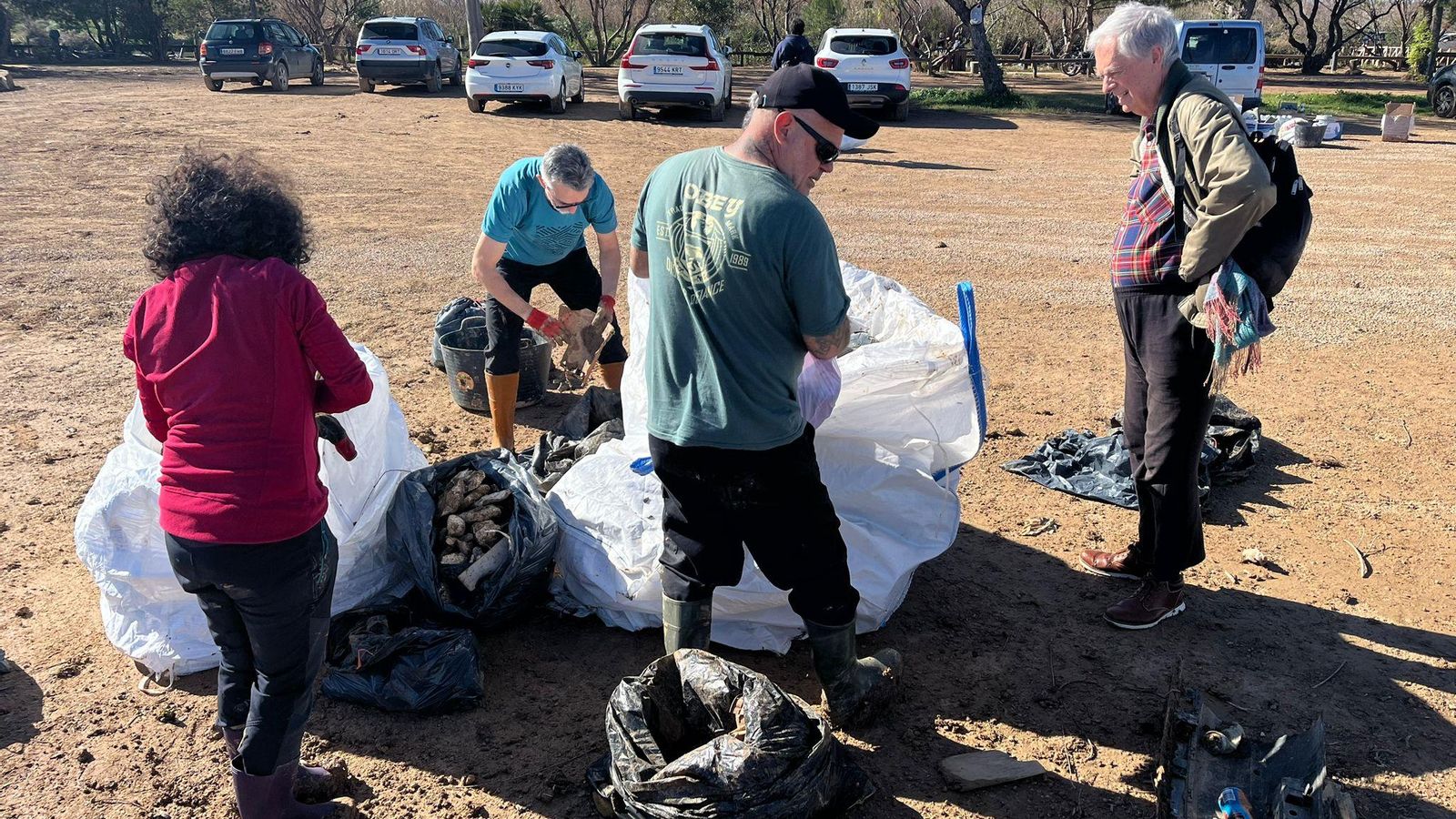 Associacions ecologistes es concentren i fan una acció de neteja a l'Albufera