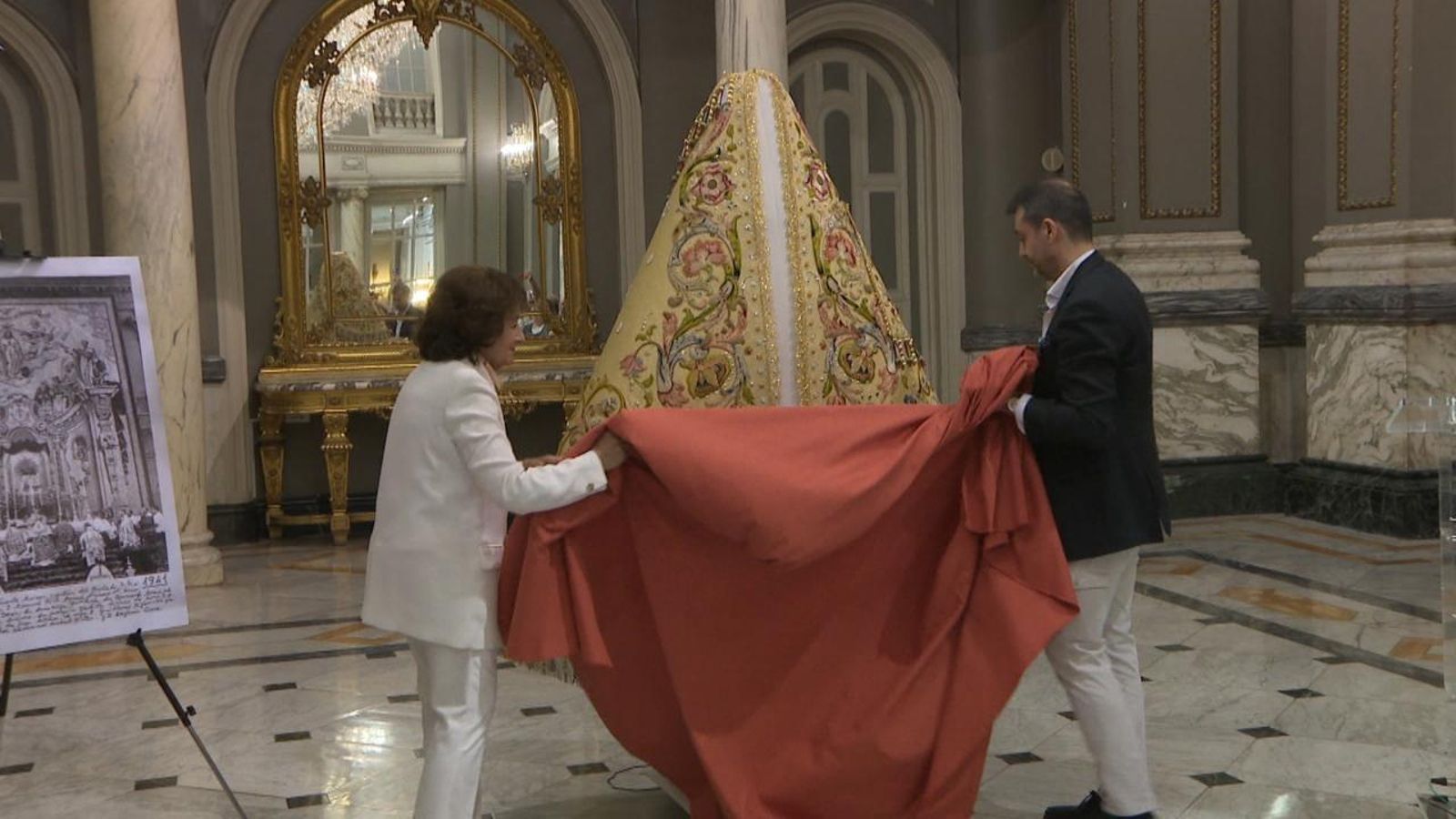 El Mantell de la Coronació de la Mare de Déu dels Desemparats al Saló de cristall de l'Ajuntament de València