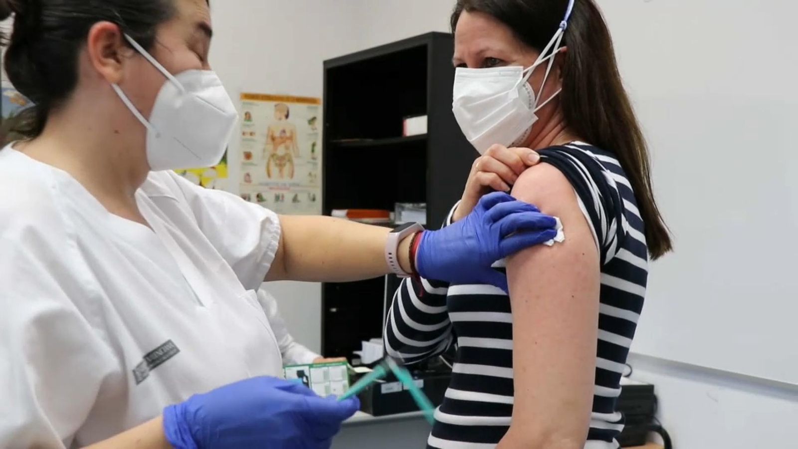 Una sanitària punxa una dona amb una dosis de la vacuna contra el coronavirus