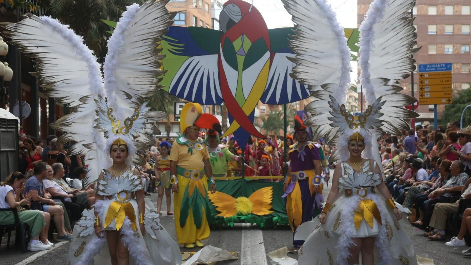Un instant de la cavalcada del ninot de les Fogueres 2023