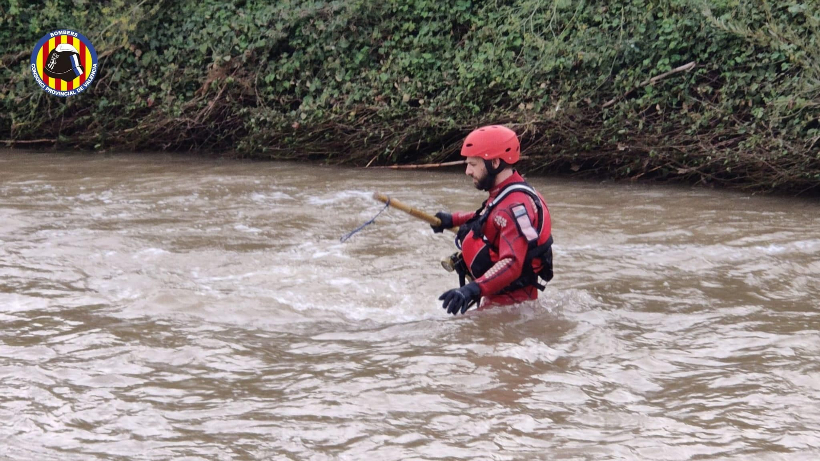 Un equip de cerca subaquàtica del Consorci Provincial de Bombers s'afegeix al dispositiu