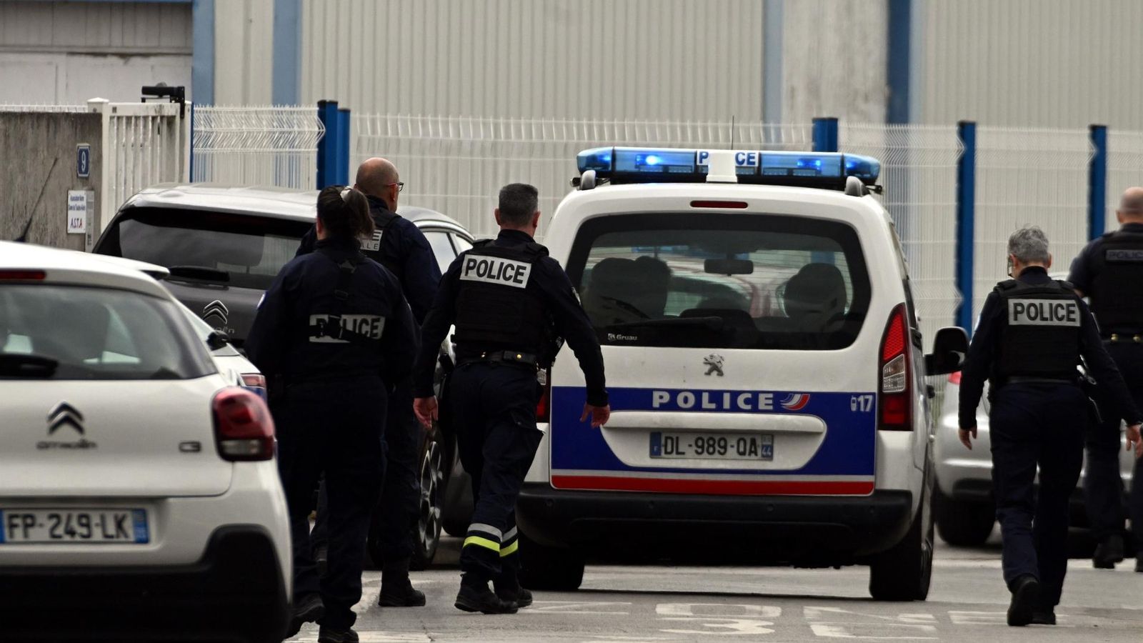 La Policia ha acordonat el centre i els serveis d'urgències i les autoritats han enviat un equip d'assistència psicològica per als alumnes i professors One student killed, three injured in school stabbing in Nantes