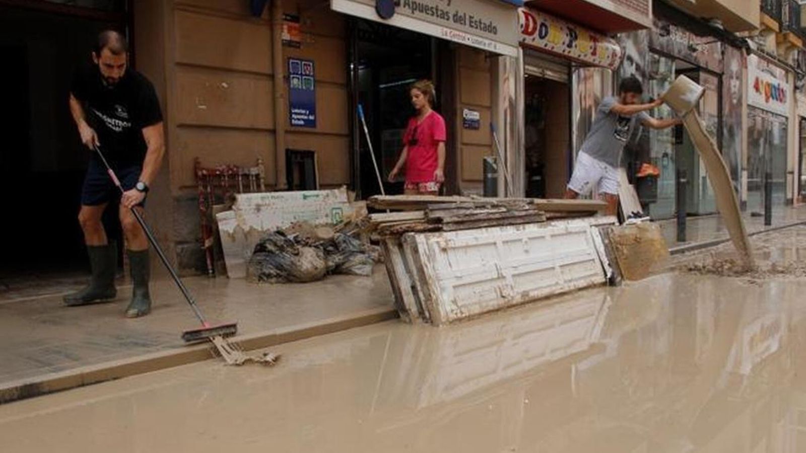 Veïns d'Oriola netegen les seues vivendes, negades per l'aigua