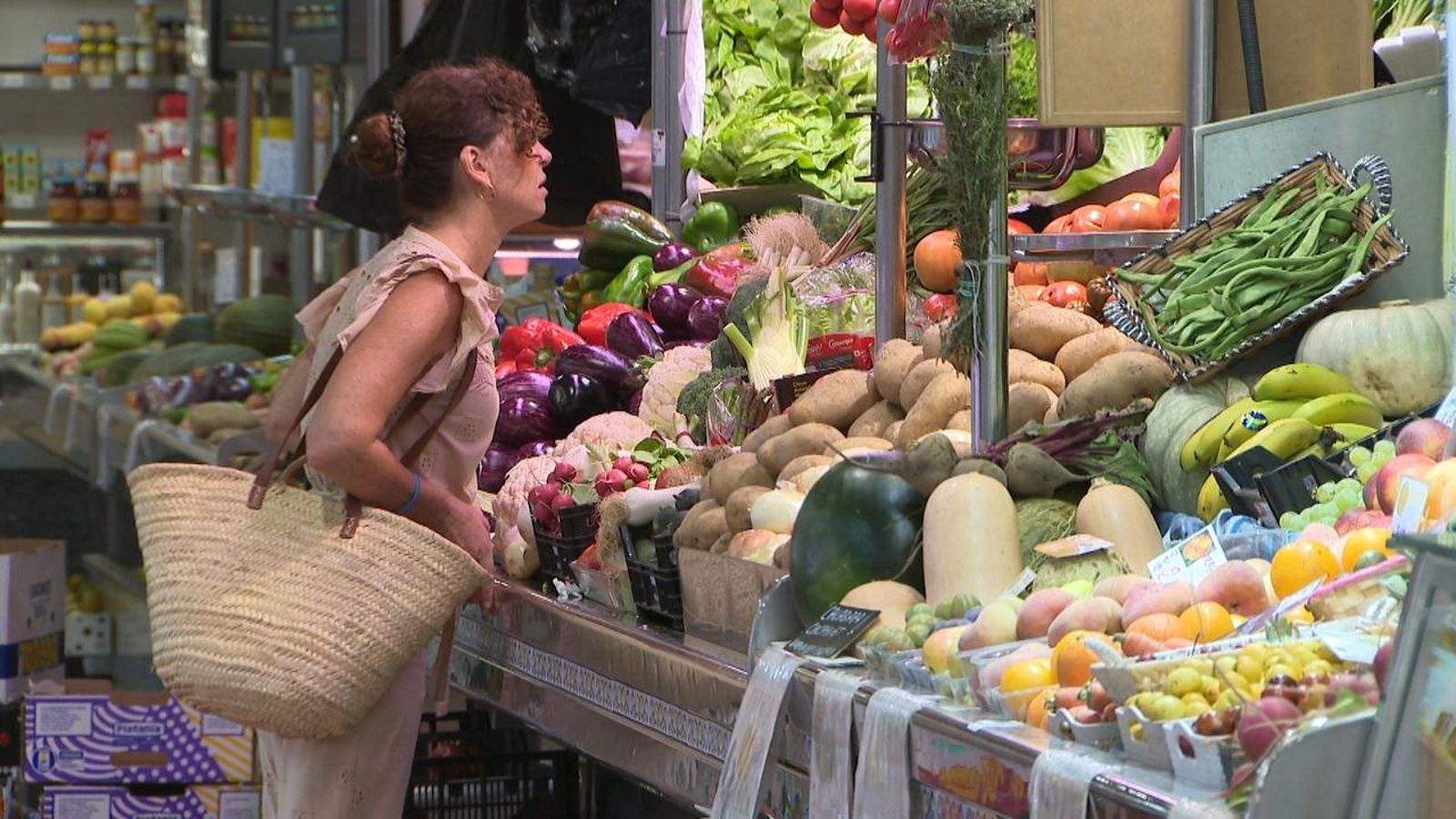 Una dona compra fruita i verdura al mercat