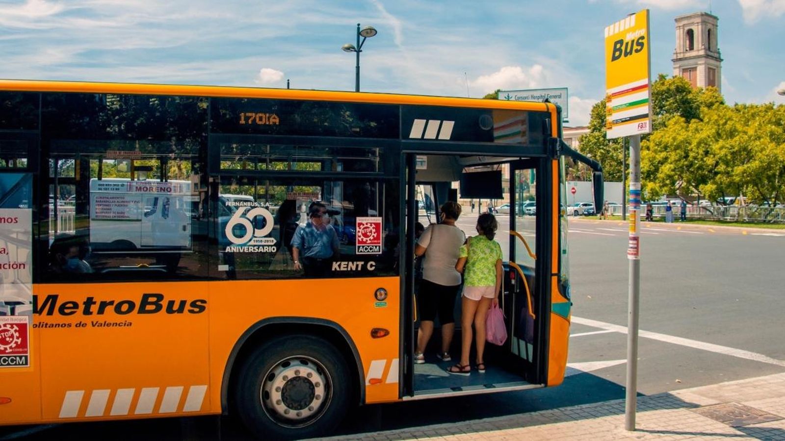 Imatge d'arxiu d'un autobús que connecta València i la seua àrea metropolitana