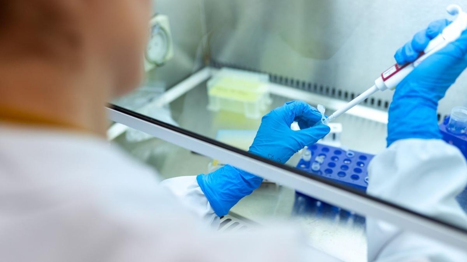 Una persona investiga a un laboratori farmacèutic