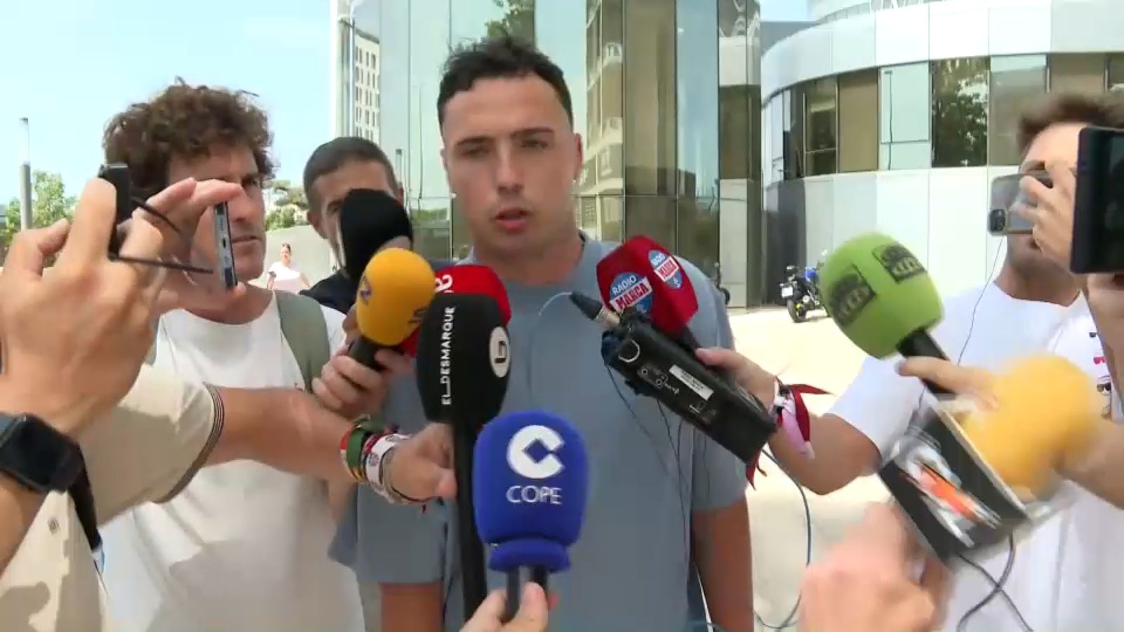 Arnau Martínez, abans de passar la revisió mèdica a l'IMED UCV