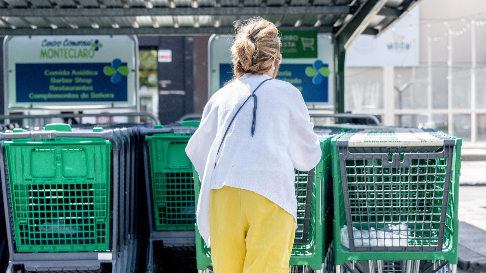 Una dona amb un carro de Mercadona
