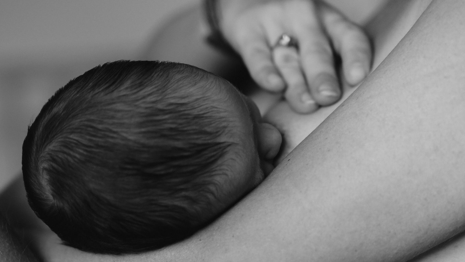 Troben microplàstics en la llet materna