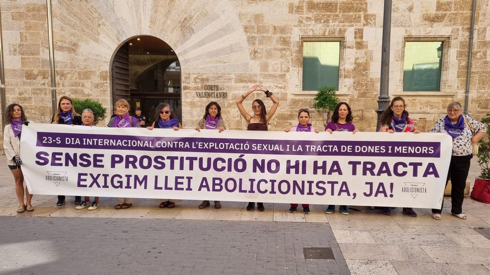Integrants del Front Abolicionista del País Valencià concentrades davant les Corts aquest divendres