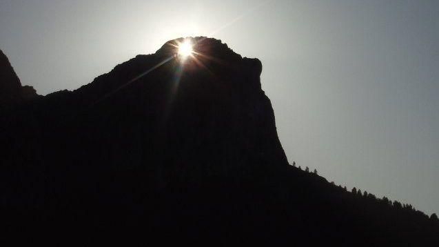 L'arc de la penya Foradada emmarca els rajos de sol només dos dies a l'any, aquest dimecres n'és un L'arc de la penya Foradada emmarca els rajos de sol únicament dos dies a l'any, aquest dimecres és un d'ells