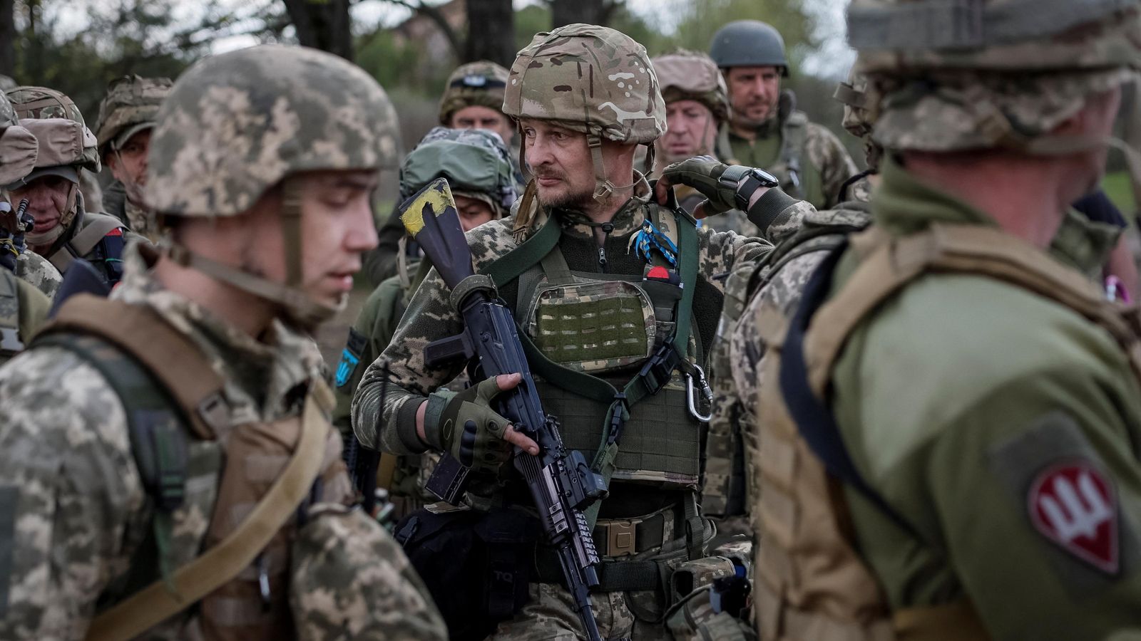 Militars ucraïnesos de la brigada de Defensa Territorial 115 en un exercici prop de la frontera amb Bielorússia, a la regió de Zhytomyr, Ucraïna
