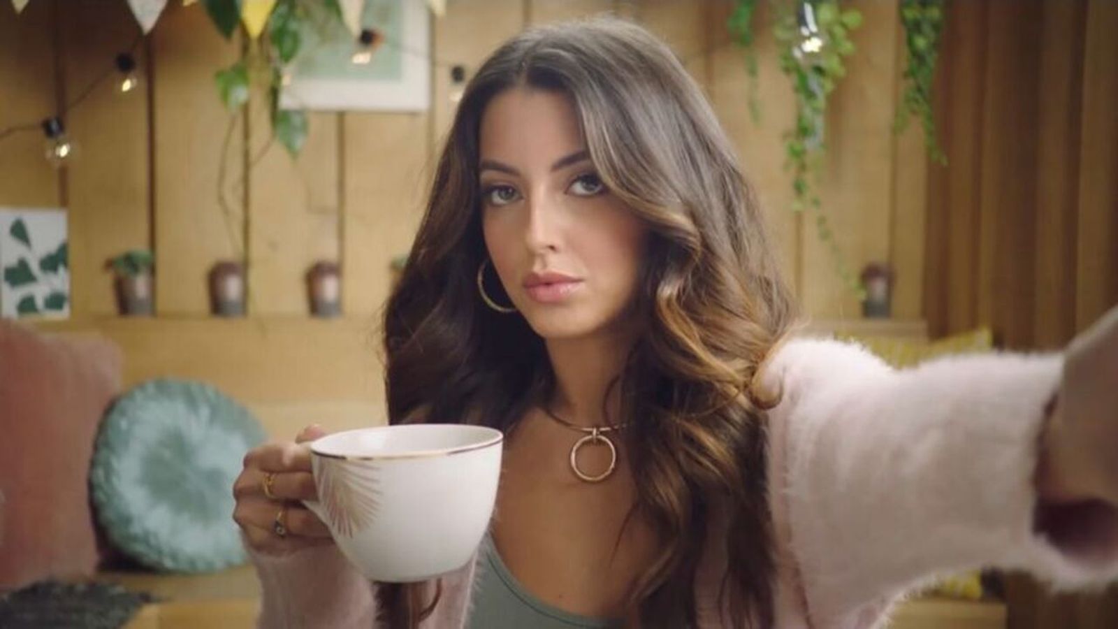 Imatge fictícia d'una dona fent-se un selfie